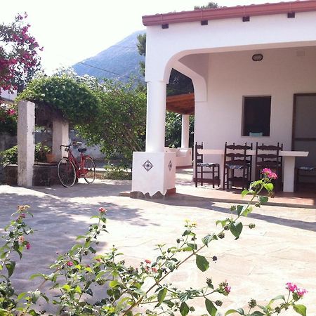Villa By The Vulcano - 70Mq Plus Large Garden And Patio Bagian luar foto
