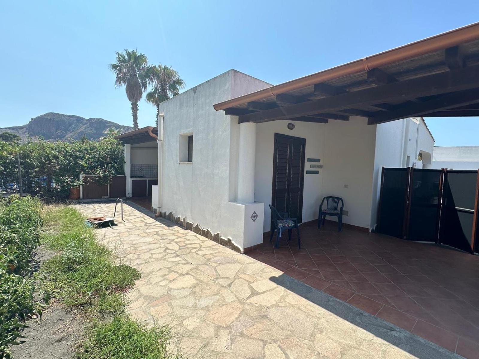Villa By The Vulcano - 70Mq Plus Large Garden And Patio Bagian luar foto